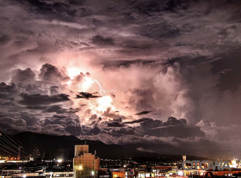 第20回 雷写真コンテスト受賞作品 佳作 -暴れる雲放電-